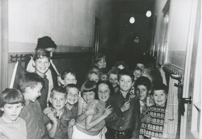 876375 Afbeelding van een groepje leerlingen van de Nederlands Hervormde Gemeenteschool nr. 2 (Waterstraat 27) in Wijk ...